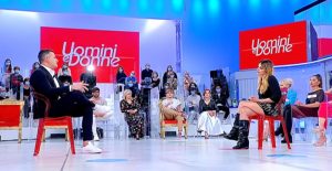 Uomini e Donne panico nello studio di Canale 5